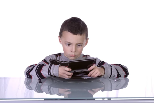 小さな男の子がビデオゲームをしていて — ストック写真