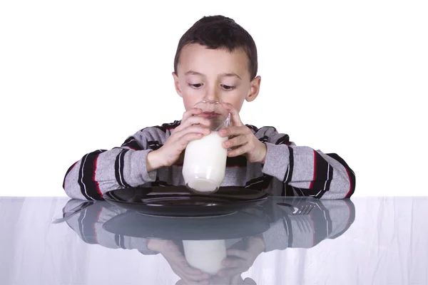 Ładny chłopak picia mleka — Zdjęcie stockowe