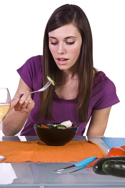 Krásná dívka jíst salát — Stock fotografie