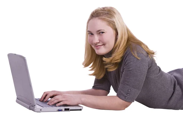 그녀의 노트북에서 일 하는 아름 다운 소녀 — 스톡 사진