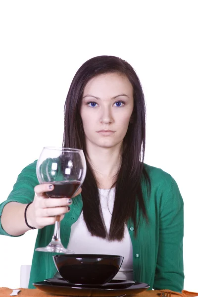 Kvinna att höja hennes drink till kameran — Stockfoto