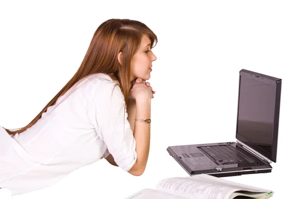 Hermosa chica trabajando en su computadora portátil —  Fotos de Stock