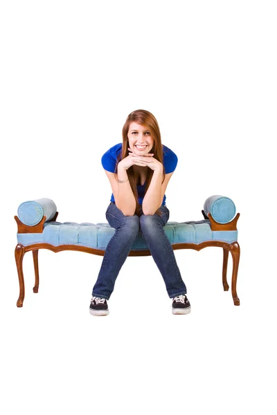 Kaunis tyttö poseeraa sohvalla — kuvapankkivalokuva
