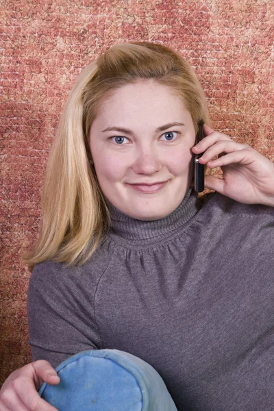 Tiener praten op de mobiele telefoon — Stockfoto