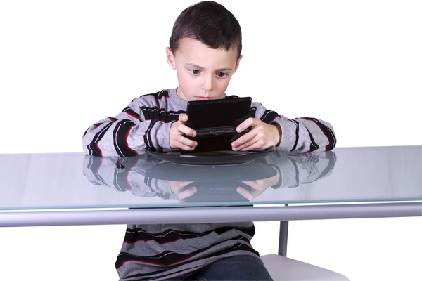 小さな男の子がビデオゲームをしていて — ストック写真