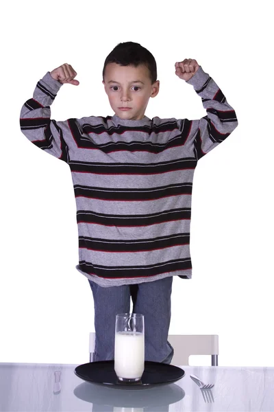 Malý chlapec ukazuje svaly — Stock fotografie
