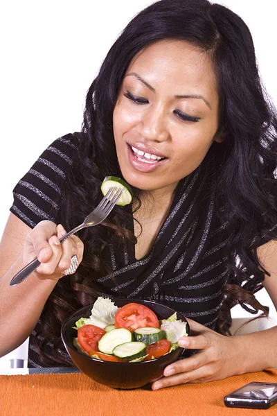 Mooi meisje eten Salade — Stockfoto