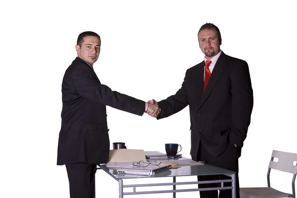 Два бізнесмени тремтять руками — стокове фото