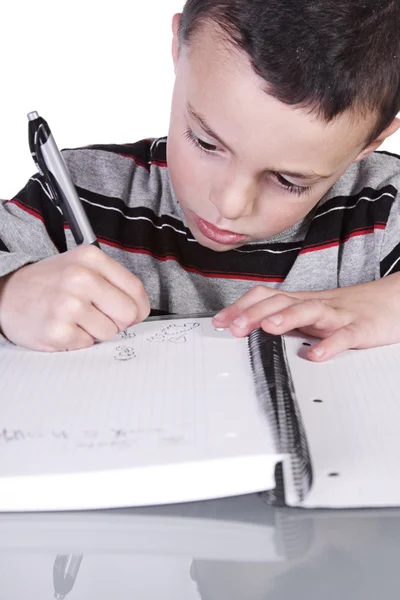 Маленький симпатичный мальчик, цитирующий свое письмо — стоковое фото