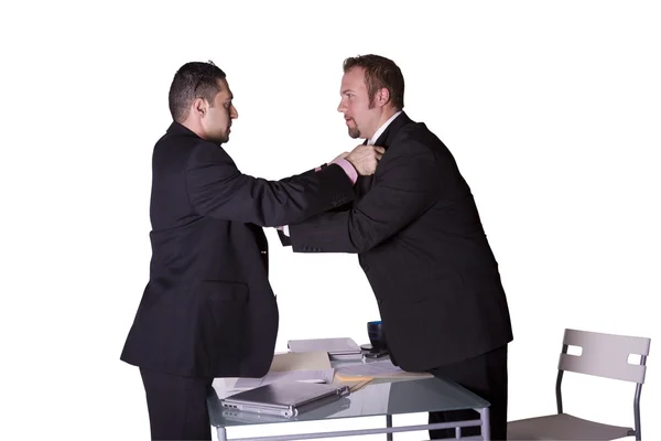 Les hommes d'affaires se battent sur le bureau — Photo
