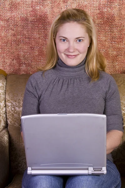 Девушка, работающая на ноутбуке — стоковое фото