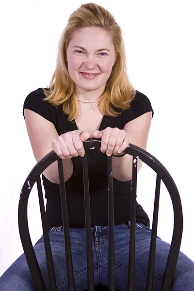 Kız bir sandalye poz üzerinde — Stok fotoğraf
