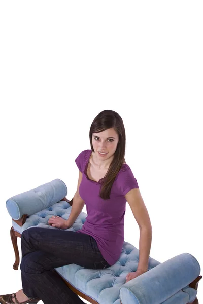 Vacker flicka poserar på soffan — Stockfoto