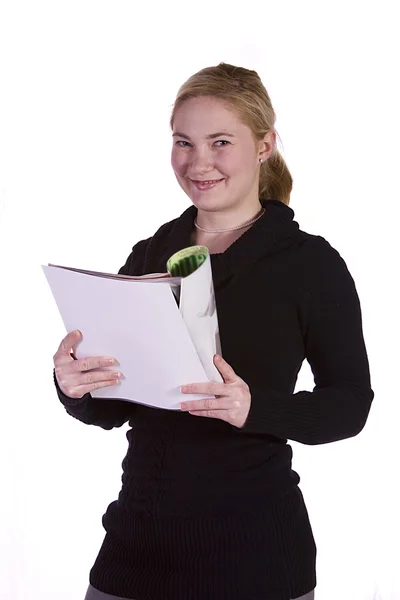 Симпатичная девушка с книгами и журналом в руках — стоковое фото