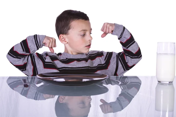 Liten pojke visar hans muskler — Stockfoto