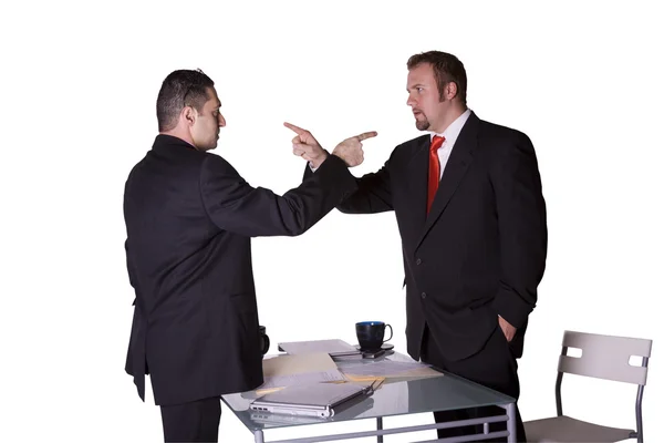 Üzletemberek harcok az íróasztal — Stock Fotó