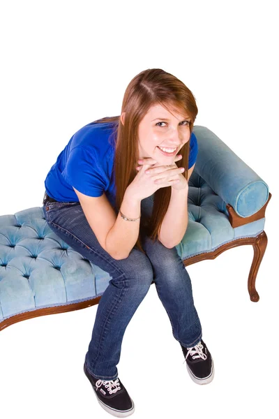 Piękna dziewczyna pozuje na kanapie — Zdjęcie stockowe