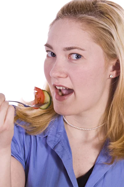 美丽的女孩吃沙拉 — 图库照片