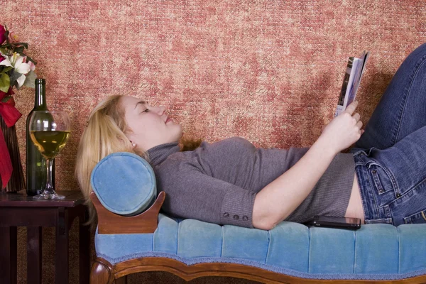 Krásná žena čte časopis — Stock fotografie
