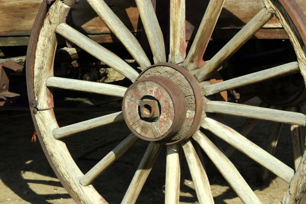 Velha roda de vagão antigo — Fotografia de Stock