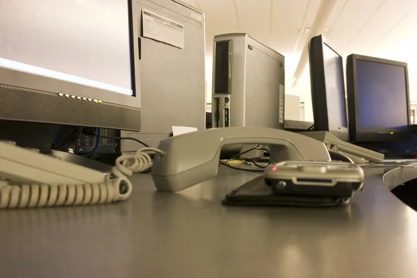 Počítače a monitory na pracovní stanici — Stock fotografie