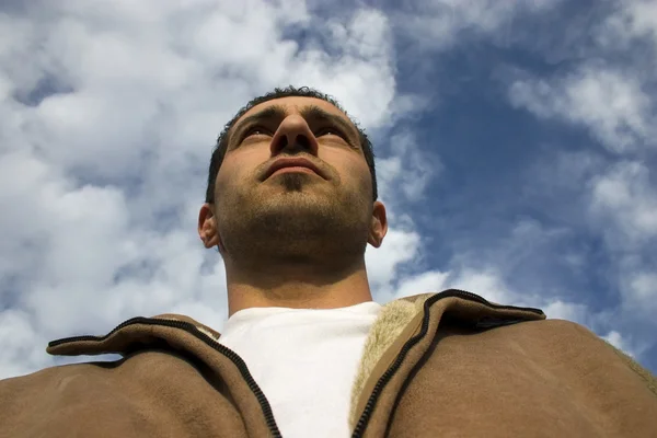Hombre mirando hacia arriba con las nubes —  Fotos de Stock
