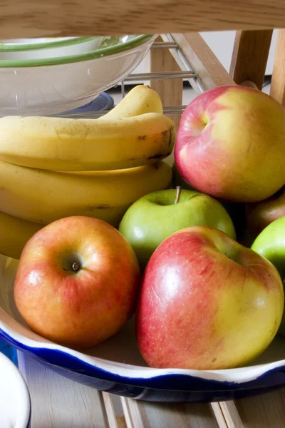 Jablka a banány — Stock fotografie