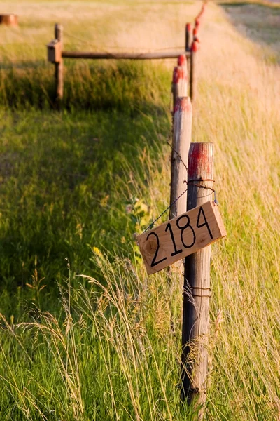 Platteland hek met huisnummer — Stockfoto