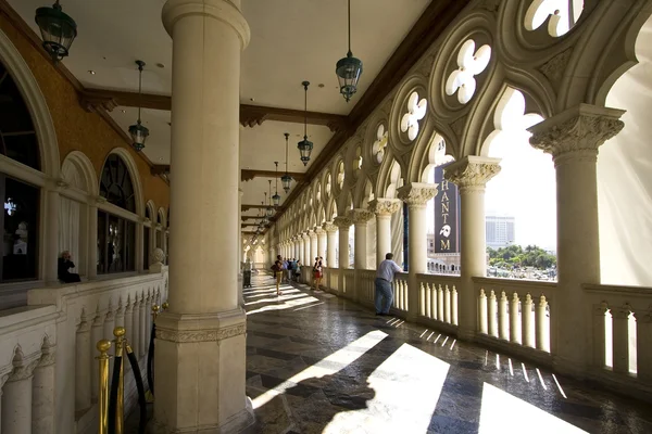 Венецианские балконные колонны — стоковое фото
