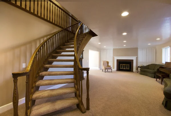 Sala de estar com escadas subindo — Fotografia de Stock
