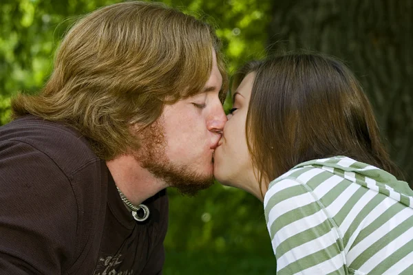 Pareja joven besándose en el parque —  Fotos de Stock