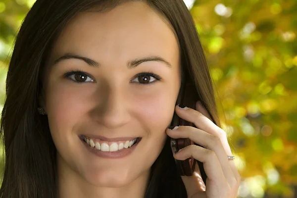 Mooi meisje praten op de telefoon — Stockfoto