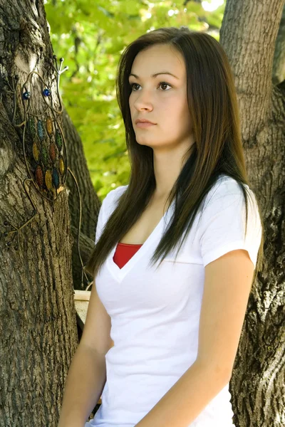 Adolescente chica posando en el patio trasero —  Fotos de Stock