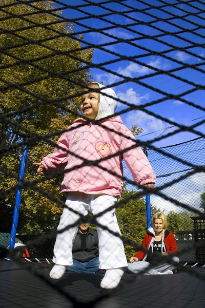 Família no jogo de trampolim — Fotografia de Stock