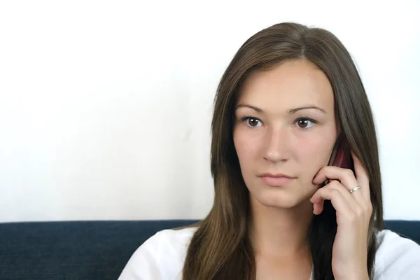 Teenager telefoniert mit Handy — Stockfoto