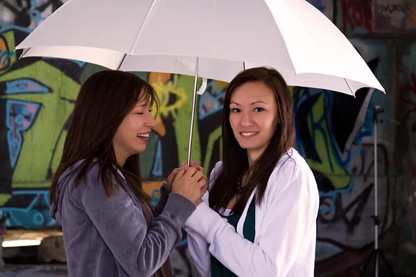 Teeangers posiadającą parasol — Zdjęcie stockowe