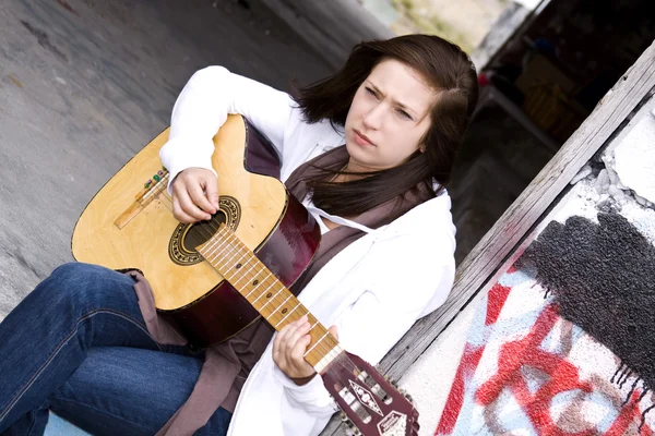 Bella adolescente che suona la chitarra — Foto Stock