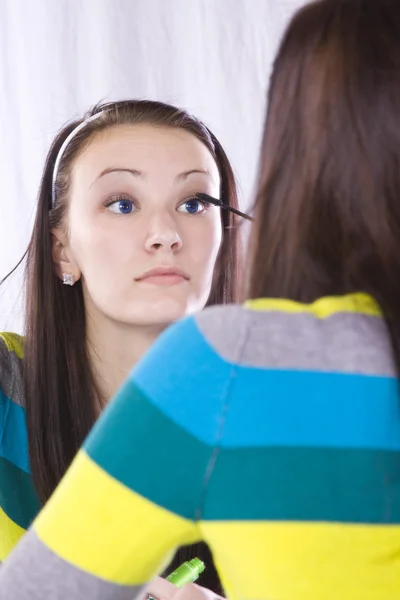 Tiener zetten make-up — Stockfoto