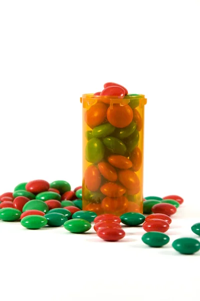 Пляшку медицини, наповнений цукерки — стокове фото