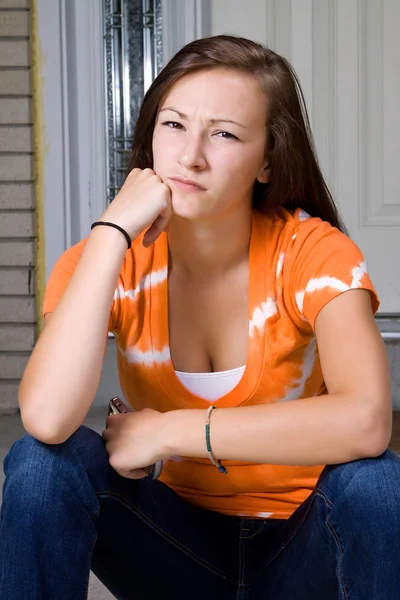 Dospívající dívka sedí venku — Stock fotografie