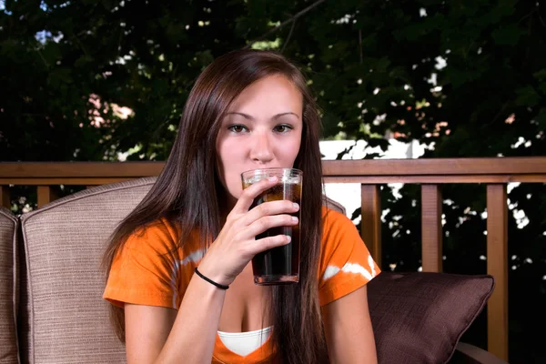 Schönes Mädchen trinkt Soda — Stockfoto