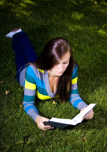 Piękna dziewczyna w parku czytania — Zdjęcie stockowe