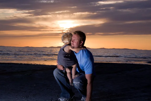 Ojciec i syn na plaży. — Zdjęcie stockowe