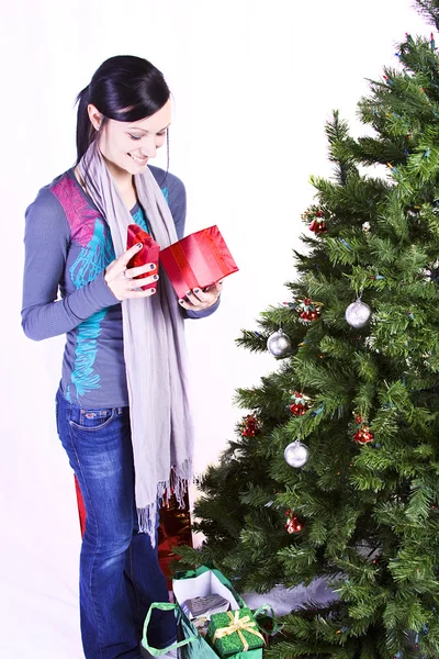 Krásná dívka vánoční stromeček — Stock fotografie