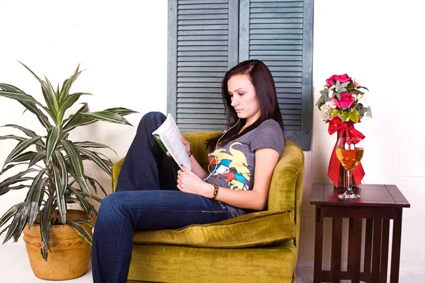Menina adolescente bonito lendo um livro — Fotografia de Stock