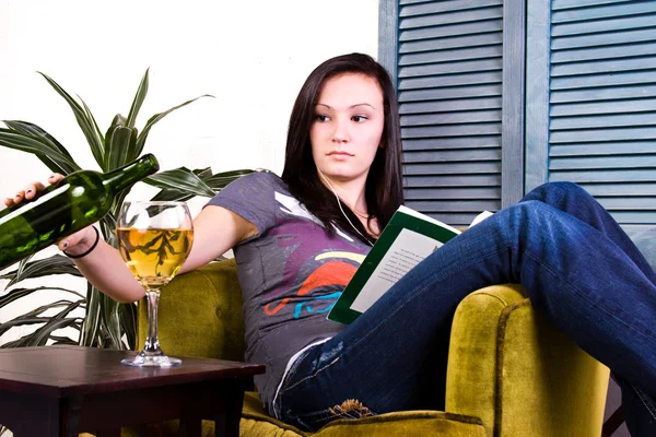 Söt tjej dricka medan du läser en bok — Stockfoto
