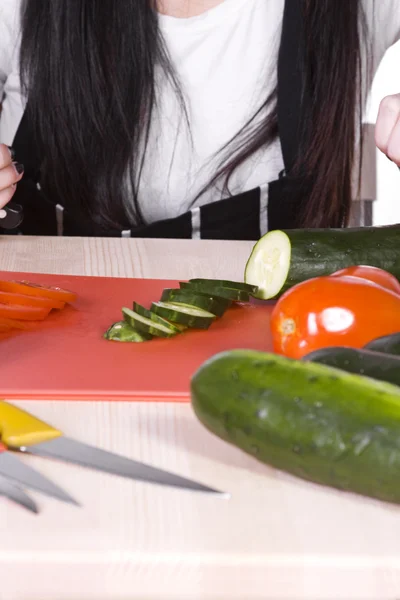 Söt tonåring förbereda mat — Stockfoto
