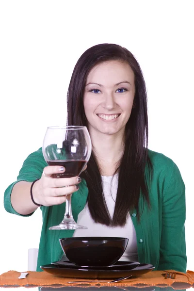 Vrouw verhogen haar drankje naar de camera — Stockfoto