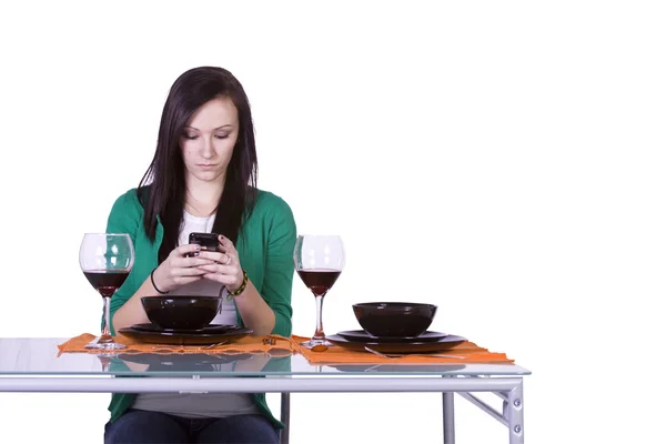 Krásná žena SMS u stolu — Stock fotografie