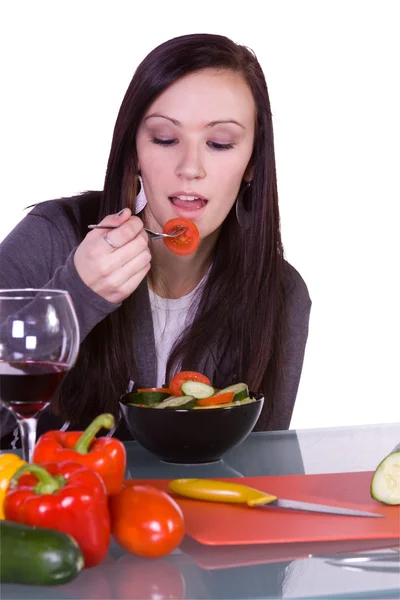 Mooi meisje eten Salade — Stockfoto